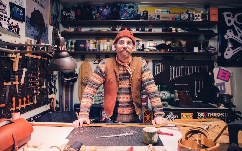 Mann mit Schnurrbart und Mütze steht in einer Werkstatt | Foto: kristian gonzalez, unsplash.com