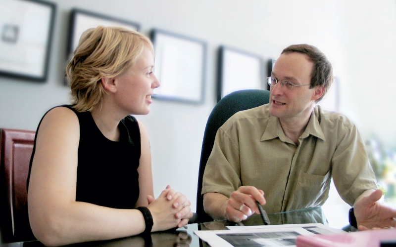 Zwei Personen sitzen beim Gespräch